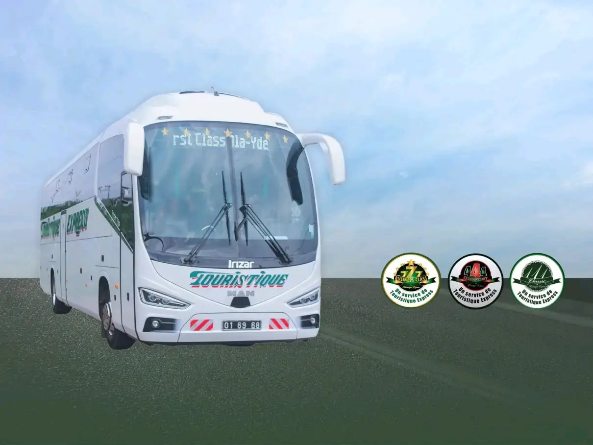 Bus Touristique Express SA sur une route interurbaine au Cameroun